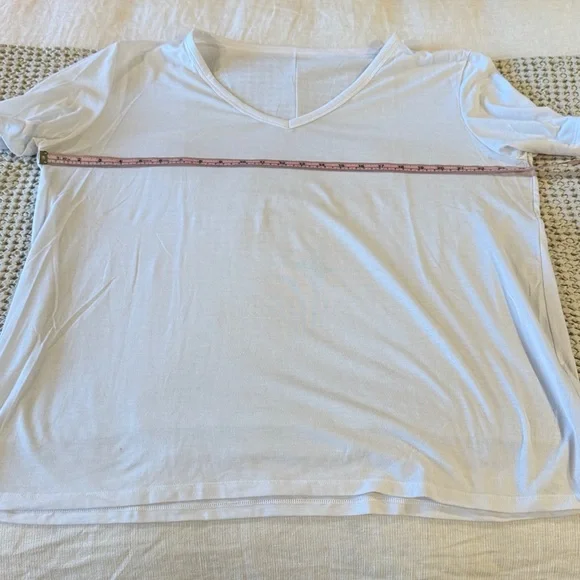 ALO YOGA Motion Short Sleeve V-Neck Tee in White sz L EUC - Picture 4 of 5